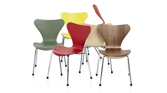 La chaise iconique créée en 1955 existe en petit format. Résistante et légère, on l’aime pour son look vintage indémodable. Fritz Hansen, chaise série 7, création Arne Jacobsen, contreplaqué frêne, acier, 478 €.