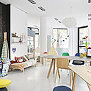 Pour les ados, la boutique propose des bureaux en bois blond, et des chaises iconiques du design, dans un univers clair et épuré.