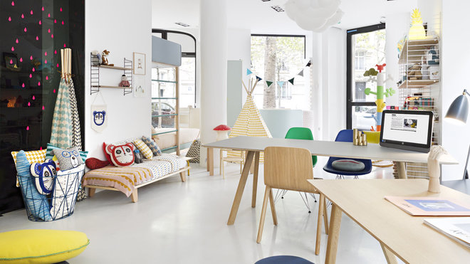 Pour les ados, la boutique propose des bureaux en bois blond, et des chaises iconiques du design, dans un univers clair et épuré.