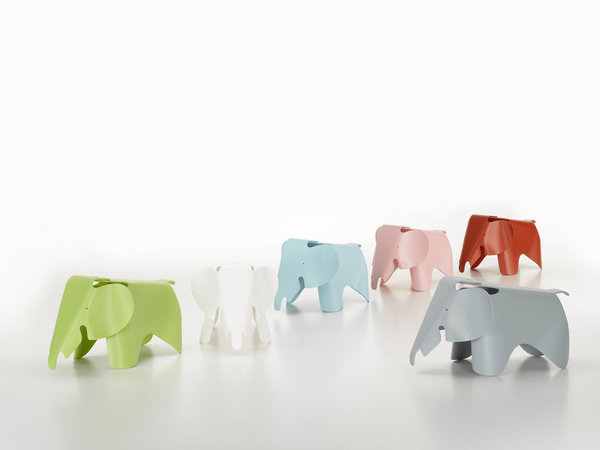 A l’origine, cet éléphant n’était pas produit en série. Aujourd’hui, il l’est et avec ses couleurs rafraîchissantes. Un objet de décoration entre jouet et tabouret, pour les enfants et pour les adultes aussi. Vitra, Eames Elephant, création Charles &amp;amp;amp;amp; Ray Eames 1945, polypropylène mat, 208 €.