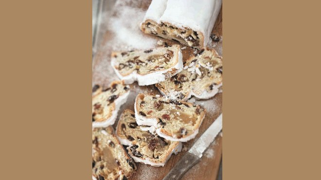 Le Stollen, issu d’une recette vieille de plus de 500 ans d’origine allemande ; le stollen est le gâteau traditionnel de fin d’année en Alsace par excellence.