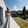 La toiture verte de l’annexe se superpose à la végétation naturelle comme un prolongement du paysage.
