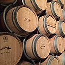 Quelques-uns des fûts de vieillissement des cépages rouges, Syrah ou grenache entre autres.