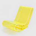 Cette pièce a été fabriquée à partir d’un moule unique pour donner naissance à une chaise longue. Comme une feuille, elle se plie sur elle-même et offre une assise souple et élastique.  En PPMA, cristal, orange, jaune, noir ou bleu ciel. Modèle LPC, création Marteen van Severen éditée par Kartell, depuis 2002.