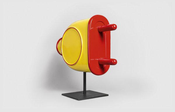 Avec cette prise électrique, le sculpteur allemand Peter Klasen, l’un des fondateurs de la nouvelle figuration, interroge de manière ironique les dangers de la modernité et des technologies nouvelles. Cette pièce sculpturale illustre la dualité heureuse de l’électricité et des plastiques. Plug_EH58, créé en 1971.