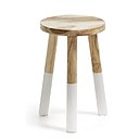 Pour un intérieur nature et authentique, le tabouret Brocsy. En bois de munggur massif. H 44 cm 62 €. Kave Home.
