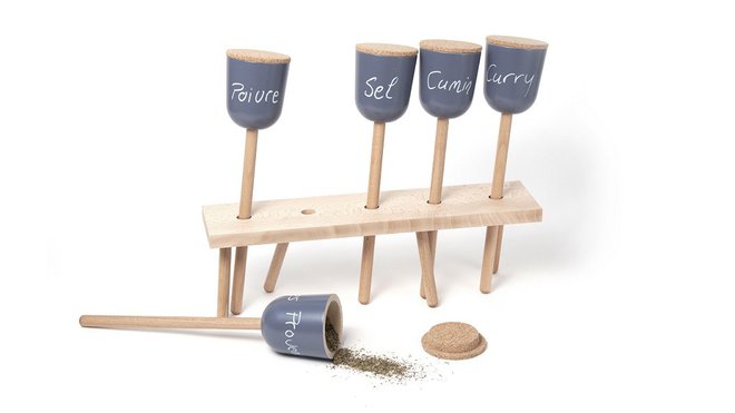 Comme une invitation à la gourmandise, ces pots piqués sur des tiges de bois vont et viennent entre le plan de travail et les casseroles. En hêtre et liège. H 32 x 40 x 10 cm. 60,50 €. Design Elisabeth Hertzfeld. Spice. Y'a Pas le Feu au Lac.