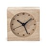 Pratique et naturel, un réveil en hêtre. 7,9 x 7,9  x 3,4 cm. Fonctionne avec une pile. Prix sur demande. Wooden Alarm Clock. Kikkerland. Made in Design.