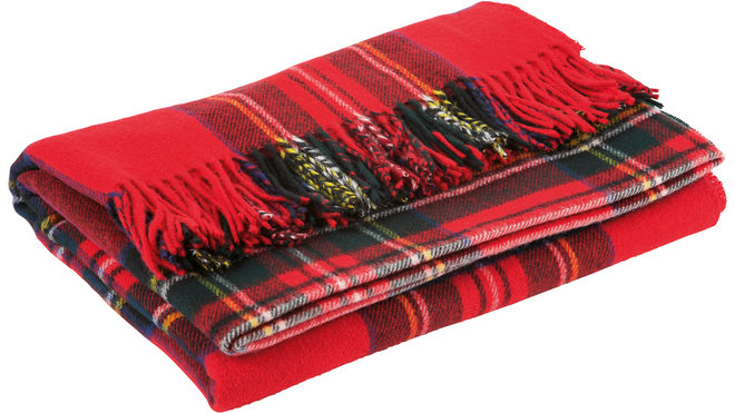 Douillet à souhait, un plaid écossais en laine d’agneau mérinos. 140 x 185 cm 99,95 €. Marks &amp;amp;amp;amp; Spencer.