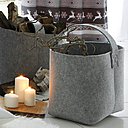 Un ensemble de deux paniers en feutrine souple très résistante qui se glissent dans un tiroir après usage. Le moyen ; 39 x 25 x H 36 cm. Le grand : 42 x 28 x H 40 cm. 49,90 € les deux chez Becquet.