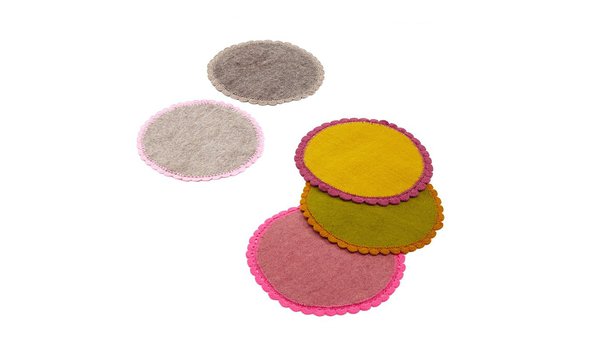Des médaillons de laine et feutre à disséminer çà et là pour réchauffer l’ambiance. Fabrication artisanale issue du commerce équitable. Faits à la main au Népal. Diamètre 25 cm 15 €. Muskhane.