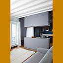La partie supérieure du buffet sert de desserte et de bar. Tapis, modèle Cintas, création Patricia Urquiola pour Chevalier Edition.