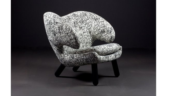 Noir et blanc scandinave. Pour l’édition spéciale de ce fauteuil, un tissu dessiné en 1942, par l’artiste danois Asger Jorn est proposé. Entre écriture et dessin, les motifs se croisent et revisitent ce modèle mythique, vieux de 75 ans d’âge ! Fauteuil Pelikan, création Finn Juhl 1940, bois laqué et tissu imprimé Macbeth, prix sur demande, House of Finn Juhl chez Triode.