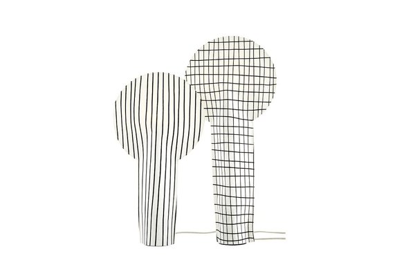 Noir et blanc graphique. La légèreté est aussi l’apanage du noir et blanc quand le dessin est finement tracé. Le résultat ? Des lampes douces et poétiques. Paper lamp, création René Barba, non tissé ignifugé par imprégnation (classé M1), 190 et 195 €, Ligne Roset.