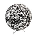 Noir et blanc effet boule. Le motif façon galuchat renouvelle la sphère en papier traditionnelle. Lampe de table, collection Color System, D.29 cm, 40 €, Home Autour du Monde.