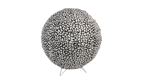 Noir et blanc effet boule. Le motif façon galuchat renouvelle la sphère en papier traditionnelle. Lampe de table, collection Color System, D.29 cm, 40 €, Home Autour du Monde.