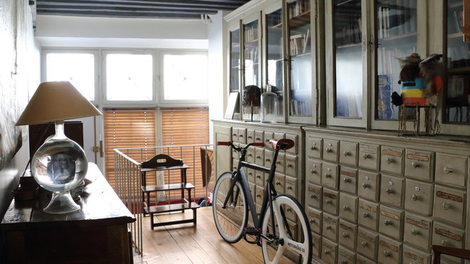 Dans l’entrée, un meuble de postier et ses multiples tiroirs, accueille les visiteurs et annonce l’esprit des lieux.