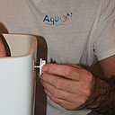 Etape 4 : fixer l’alimentation d’eau. Faire attention à bien positionner le joint sur l’intérieur du réservoir. Serrer pour l’étanchéité.