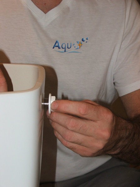 Etape 4 : fixer l’alimentation d’eau. Faire attention à bien positionner le joint sur l’intérieur du réservoir. Serrer pour l’étanchéité.