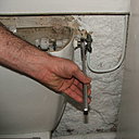 Etape 8 : dévisser le robinet du WC.