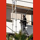 Mise en place d’un échafaudage pour procéder à la pose des panneaux sur la face principale de la maison qui est sur pilotis.