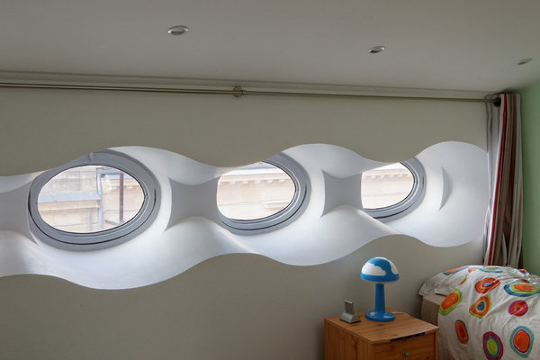 A l’intérieur de la surélévation de l’échoppe bordelaise, les sept oculus en verre bombé dessinent un espace atypique et ludique qui permet de voir sans être vu, dans cette chambre d’enfant. www.bm-architectes.com