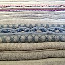 Long tapis qui répond au nom de Pépita, est un assemblage de pulls coupés en lanières, pressées et cousues en double épaisseur pour réaliser un tapis moelleux, les bordures rappellent le point  Pépita utilisé en vannerie.