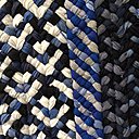 Kasuri évoque les textiles japonais en Ikat, les tapis sont réalisés à l'aide nattes tressées en mailles T shirt et cousues.