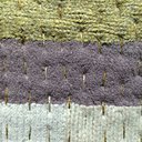 Aquarelle est constitué de plusieurs champs de couleur, montés en rayures et carreaux réalisée à partir de morceaux irréguliers de pulls en laine, les couches sont cousues au point de piqûre puis mis en place à l'aide de point longs et droits.