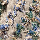 Nomad évoque une peau de mouton, contraste entre les fils de laine cousus dans le tissu. Le design de ce tapis s'est formé progressivement par la création de motifs conjuguant tissage, motifs croisés et chevrons.