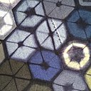 Vintergatan (La voie Lactée) est la rencontre entre 2 traditions textiles, le motif hexagonal présent dans les tissus japonais et la teinture et pliage en shibori et le feutrage issus des pulls en laine ..la lumière qui s'en échappe représente la lumière et les beaux jours.