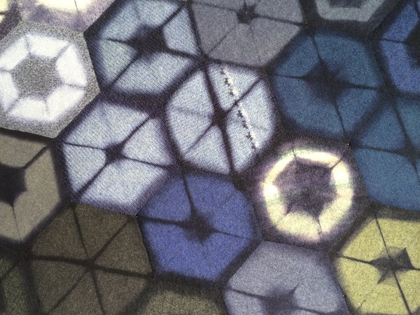 Vintergatan (La voie Lactée) est la rencontre entre 2 traditions textiles, le motif hexagonal présent dans les tissus japonais et la teinture et pliage en shibori et le feutrage issus des pulls en laine ..la lumière qui s'en échappe représente la lumière et les beaux jours.