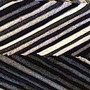 Tailor exprime force et élégance, composée de rayures obliques en pulls de laine feutrée, cousues  en variant l'emplacement des couleurs et des bandes.