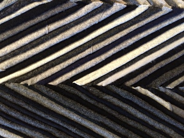 Tailor exprime force et élégance, composée de rayures obliques en pulls de laine feutrée, cousues  en variant l'emplacement des couleurs et des bandes.