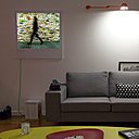 Le soir, de nuit, avec une lumière artificielle, la version « ALIVE », rétro-éclairée, avec câble électrique textile vert fluo. L’encadrement et l’éclairage respectent l’œuvre et intensifient son impact visuel dans l’espace.