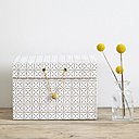 Une boîte en carton jolie et utile. 20 x 14 x 15 cm. Fermeture par élastique et bouton doré. Boîte à motifs. 14,90 €. Cyrillus.