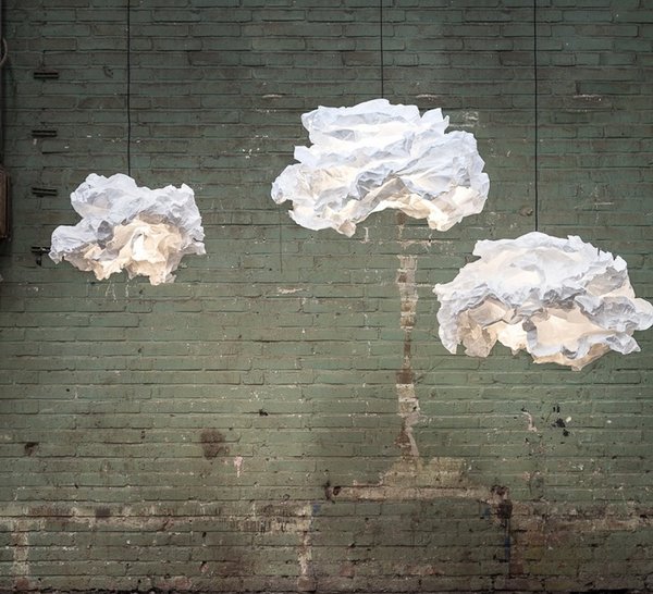 Très poétique, un nuage lumineux qui peut être froissé à l’infini et garder sa nouvelle forme grâce au matériau biodégradable qui le compose, façon papier. Design Margje Teeuwen et Erwin Zwiers. Diamètre 60 cm 299 €. Suspension Cloud-nuage. Proplamp chez Nedgis.