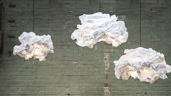 Très poétique, un nuage lumineux qui peut être froissé à l’infini et garder sa nouvelle forme grâce au matériau biodégradable qui le compose, façon papier. Design Margje Teeuwen et Erwin Zwiers. Diamètre 60 cm 299 €. Suspension Cloud-nuage. Proplamp chez Nedgis.