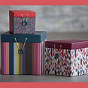 Des coloris punchy et des motifs modernes pour ces trois boîtes gigognes de la créatrice Coco Hellein. La plus grande mesure 22 x 22 x 10 cm 29,90 €. Becquet.