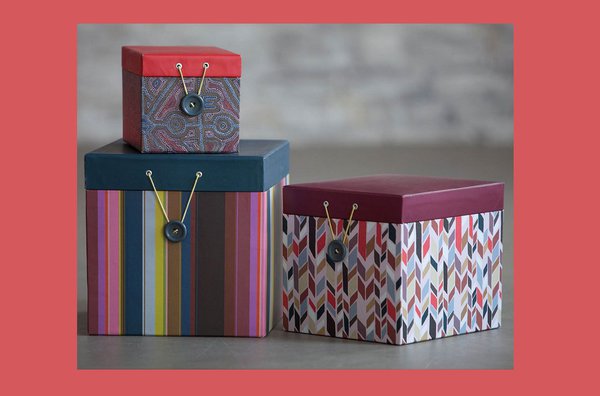 Des coloris punchy et des motifs modernes pour ces trois boîtes gigognes de la créatrice Coco Hellein. La plus grande mesure 22 x 22 x 10 cm 29,90 €. Becquet.