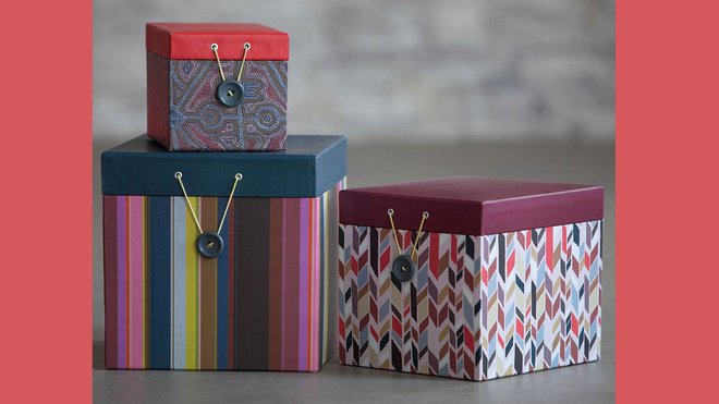 Des coloris punchy et des motifs modernes pour ces trois boîtes gigognes de la créatrice Coco Hellein. La plus grande mesure 22 x 22 x 10 cm 29,90 €. Becquet.