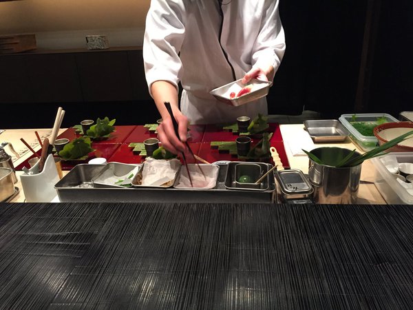 Les dressages minutieux se font à l'aide de baguettes.