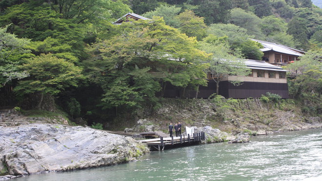 Le village de Arashiyama, accroché à la montagne.