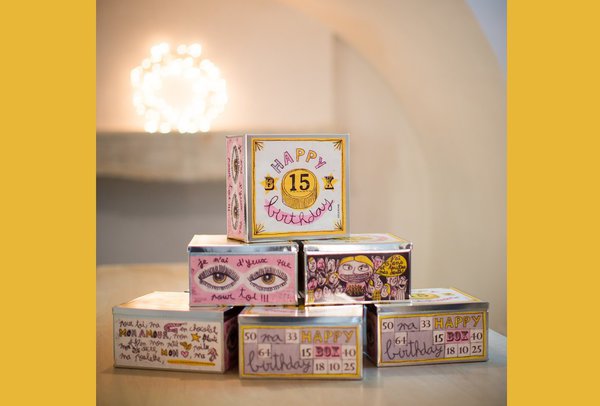 Ma Happy Birthday Box, boîte en métal blanc avec étiquettes collées. 21,5 x 23 x 12 cm 25 €.