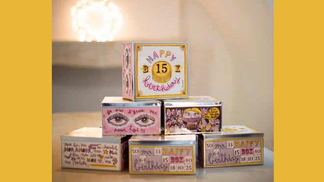 Ma Happy Birthday Box, boîte en métal blanc avec étiquettes collées. 21,5 x 23 x 12 cm 25 €.