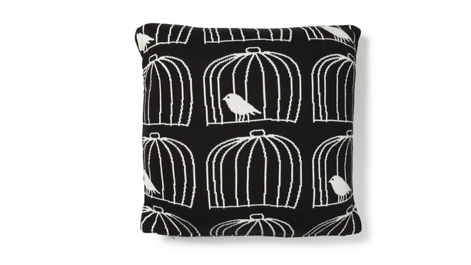 En blanc et noir, un coussin 100 % coton. Déhoussable. 45 x 45 cm. Coussin Alvis. 24 €. Kave Home.
