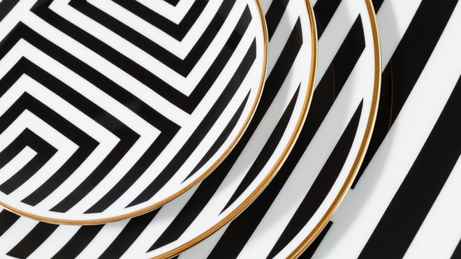 Attention aux effets d’optique ! Une collection de vaisselle en porcelaine de Limoges graphique et contemporaine. L’assiette de 27,5 cm : 70 €. L’assiette de 16 cm : 54 €. Design Guilhem Nave. Collection Hypnotic. Animal Fabuleux.