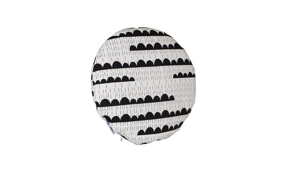 Un joli coussin aux motifs minimalistes. Housse en coton biologique. Remplissage en plumes. 36 €. Coussin Rainy Days by Studio Lilesadi. Chicplace.com