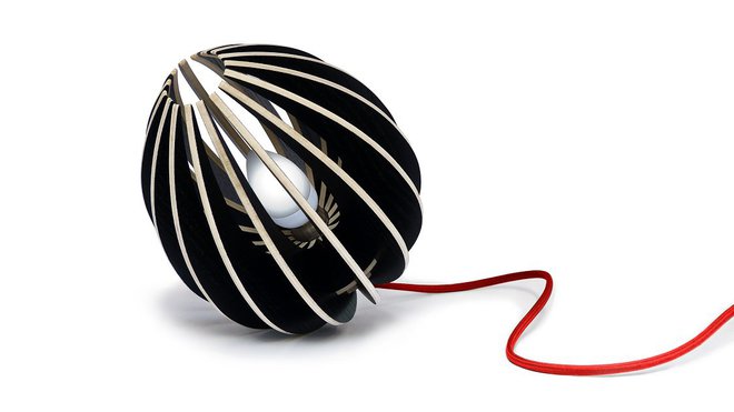 Une drôle de lampe à construire soi-même, sans clou ni colle. En  hêtre teinté noir. 24 x 18 x 27 cm. 149 €. Lampe à poser Fève by Gone's. Chicplace.com