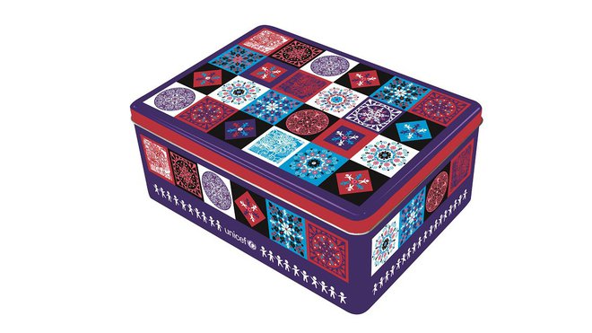 Pratique pour tout ranger, une boîte rectangulaire en métal. 22,5 x 16,6 x 9,2 cm. 10 €. Boîte mosaïque Unicef.